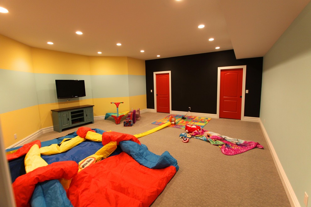 Immagine di un'ampia cameretta per bambini da 1 a 3 anni chic con pavimento marrone, pareti gialle e moquette