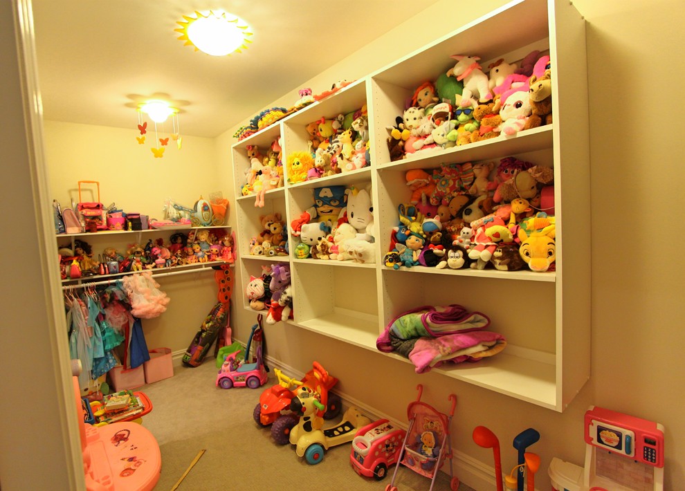 Foto di un'ampia cameretta per bambini da 1 a 3 anni chic con pareti beige, moquette e pavimento marrone