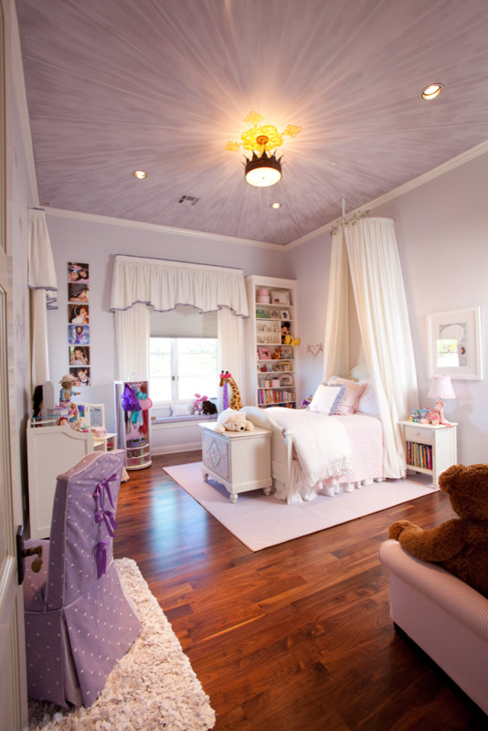 Großes Klassisches Mädchenzimmer mit Schlafplatz, lila Wandfarbe und braunem Holzboden in Austin