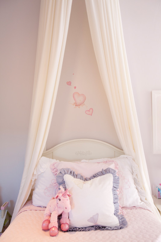 Foto på ett stort vintage flickrum kombinerat med sovrum och för 4-10-åringar, med lila väggar och mellanmörkt trägolv