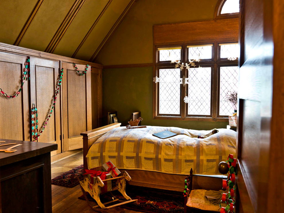 This is an example of a traditional kids' bedroom in Chicago.