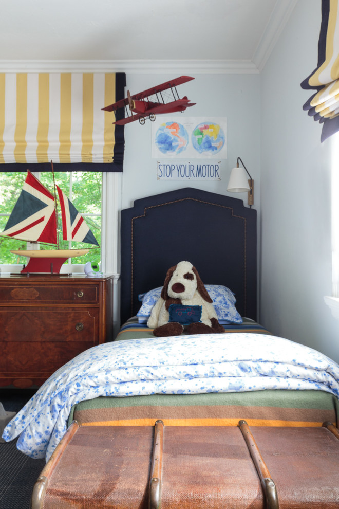 Immagine di una cameretta per bambini tradizionale di medie dimensioni con pareti blu e moquette