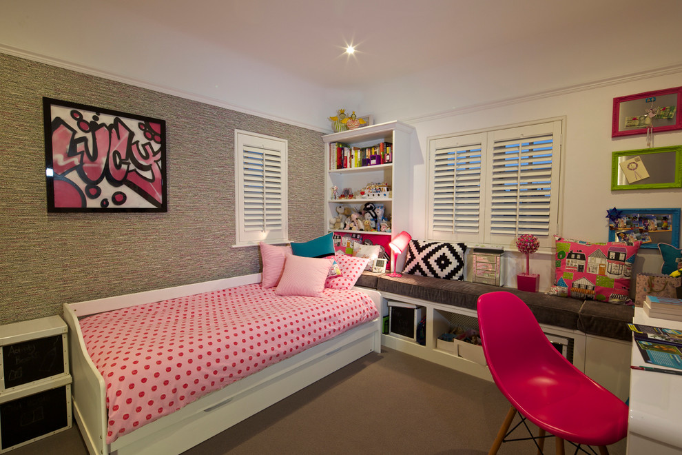Ejemplo de dormitorio infantil clásico renovado con paredes blancas y moqueta