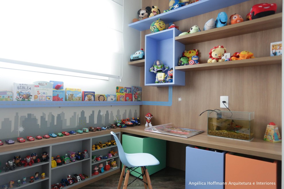 Idée de décoration pour une petite chambre d'enfant de 4 à 10 ans design avec un mur bleu, parquet foncé et un sol marron.