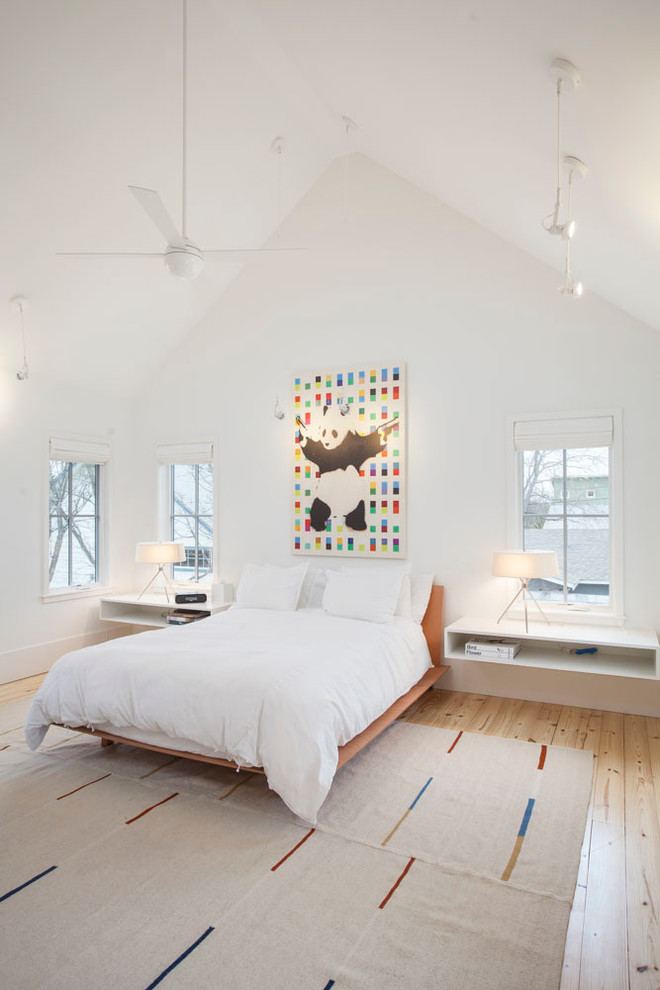 Diseño de dormitorio infantil campestre con paredes blancas y suelo de madera clara