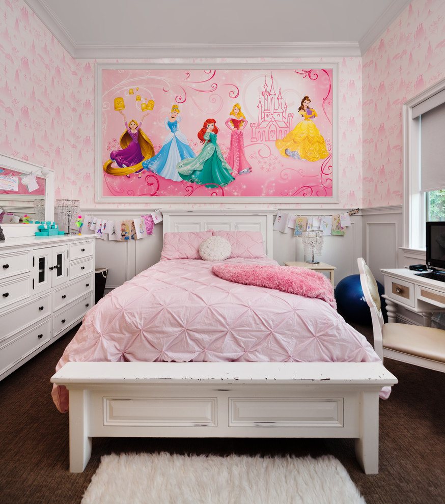 Cette photo montre une chambre d'enfant de 4 à 10 ans éclectique de taille moyenne avec un mur rose, parquet foncé et un sol marron.