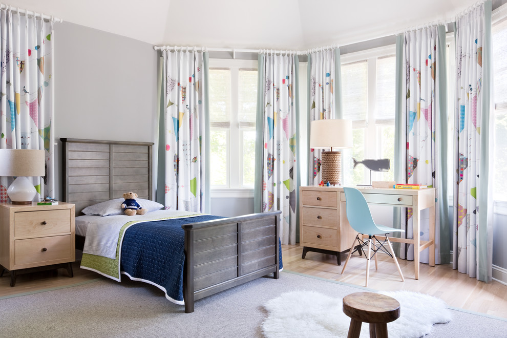 Klassisk inredning av ett könsneutralt barnrum kombinerat med sovrum och för 4-10-åringar, med grå väggar och ljust trägolv