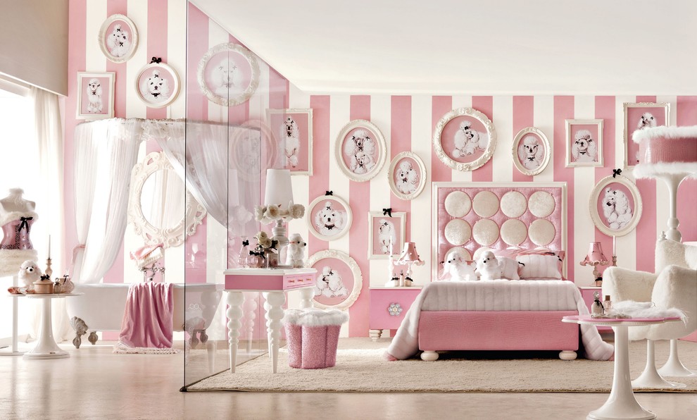 Immagine di una cameretta per bambini moderna con pareti rosa e moquette