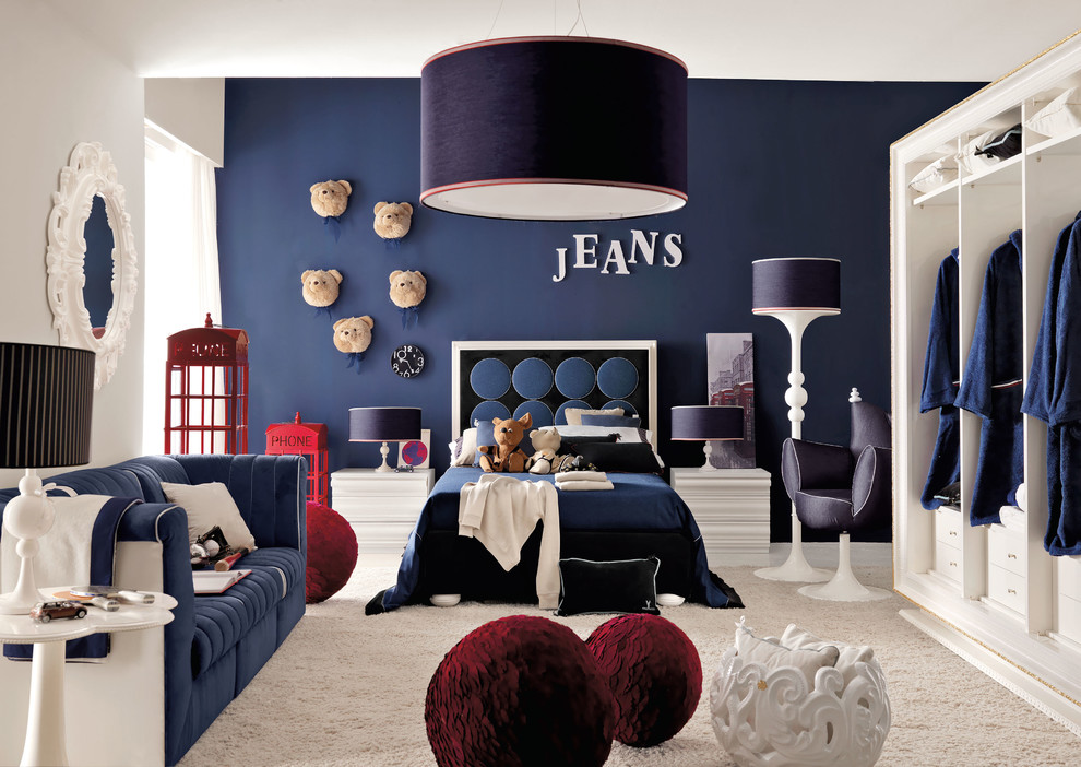 Idées déco pour une chambre d'enfant moderne avec un mur bleu et moquette.