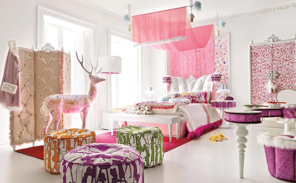 Foto di una cameretta per bambini minimalista con pareti bianche e moquette
