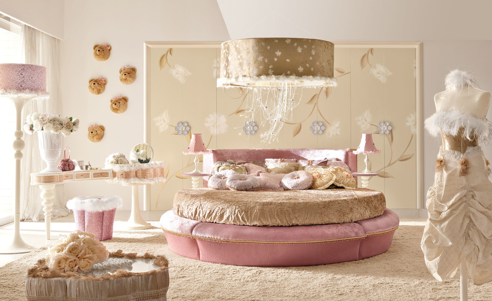 Réalisation d'une chambre d'enfant minimaliste avec un mur beige et moquette.