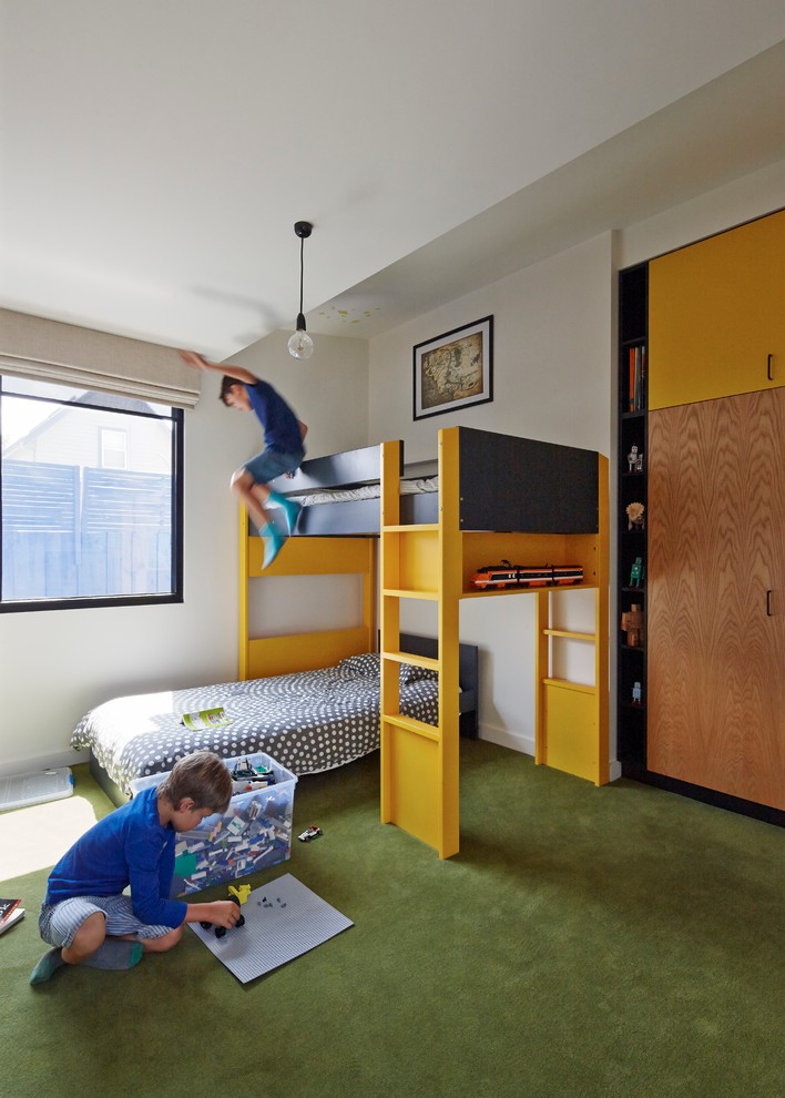 Foto på ett funkis könsneutralt barnrum kombinerat med sovrum och för 4-10-åringar, med vita väggar och heltäckningsmatta