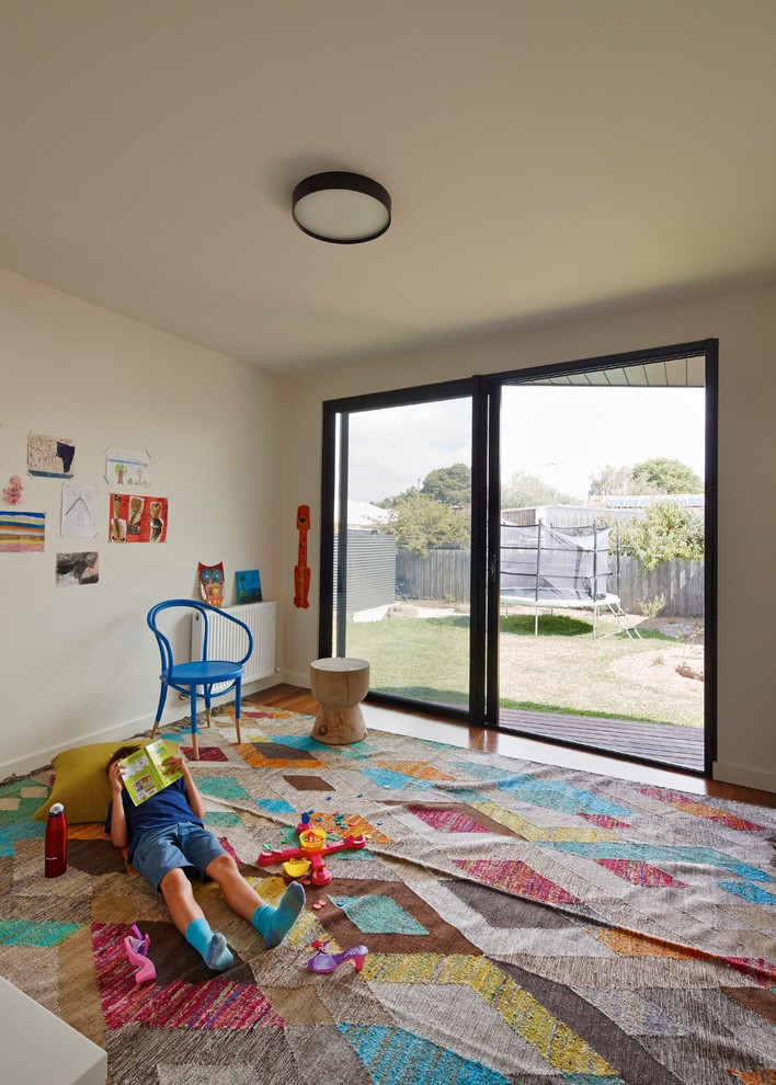 Inredning av ett modernt könsneutralt barnrum kombinerat med lekrum och för 4-10-åringar, med beige väggar