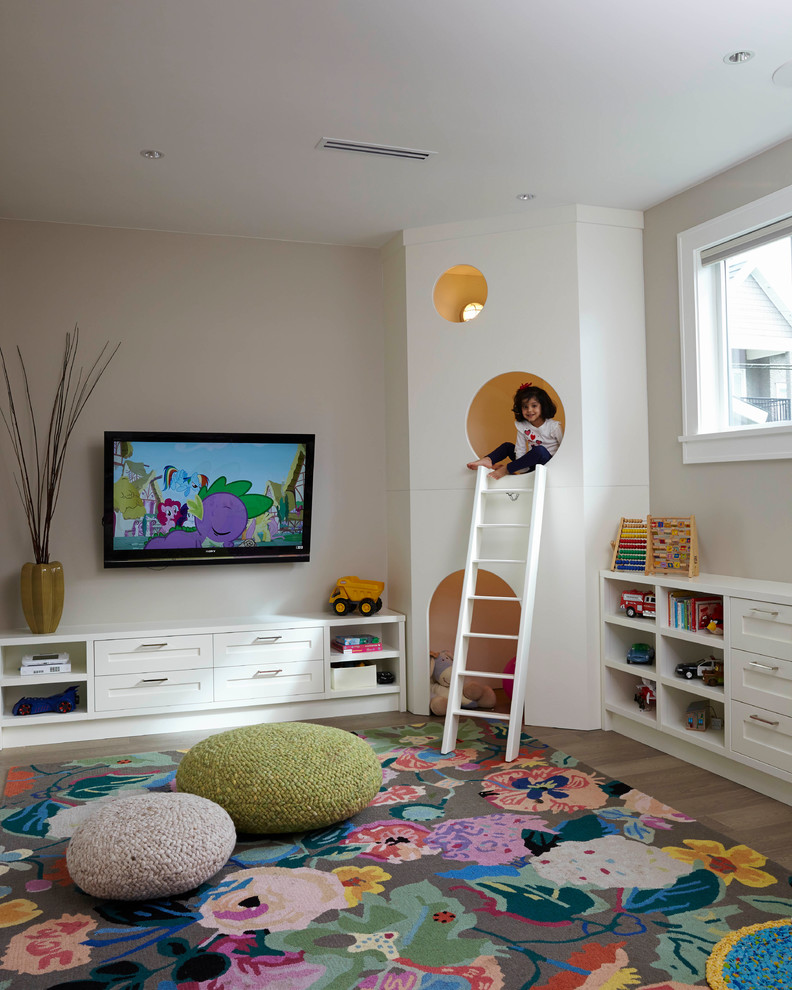Ispirazione per una cameretta per bambini da 4 a 10 anni design di medie dimensioni con pareti beige e parquet chiaro