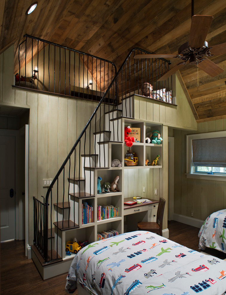 Rustik inredning av ett pojkrum kombinerat med sovrum och för 4-10-åringar, med mörkt trägolv