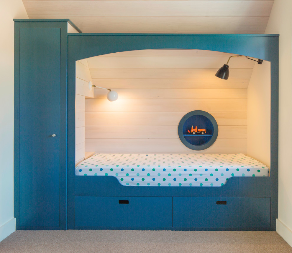 Exempel på ett lantligt pojkrum kombinerat med sovrum och för 4-10-åringar, med vita väggar, heltäckningsmatta och beiget golv