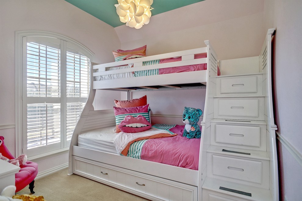 Photo of a traditional kids' bedroom in Dallas.
