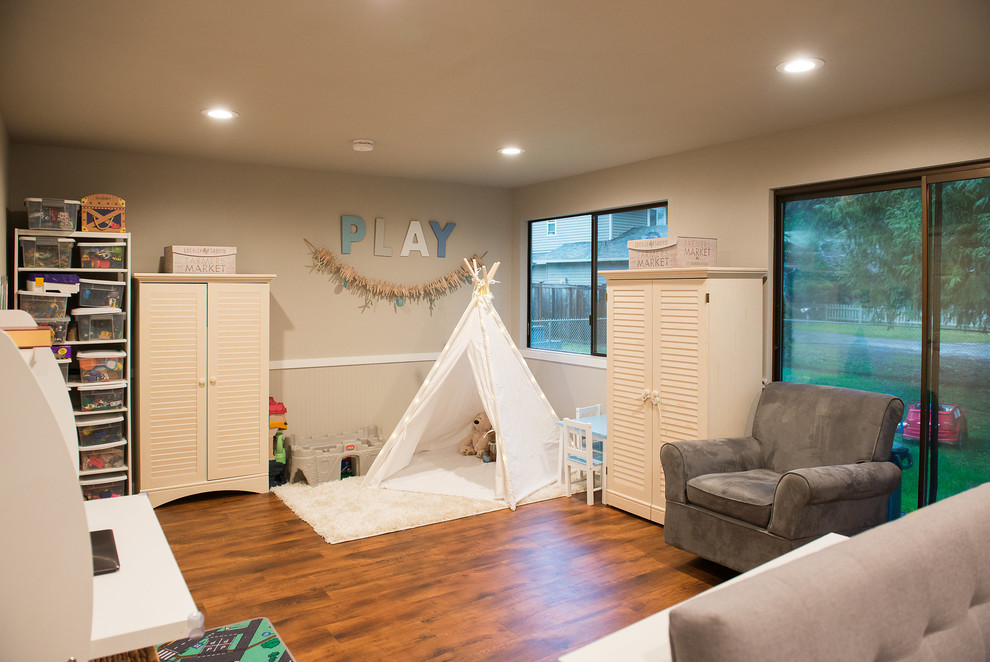 Idéer för att renovera ett mellanstort maritimt könsneutralt småbarnsrum kombinerat med lekrum, med beige väggar, vinylgolv och brunt golv