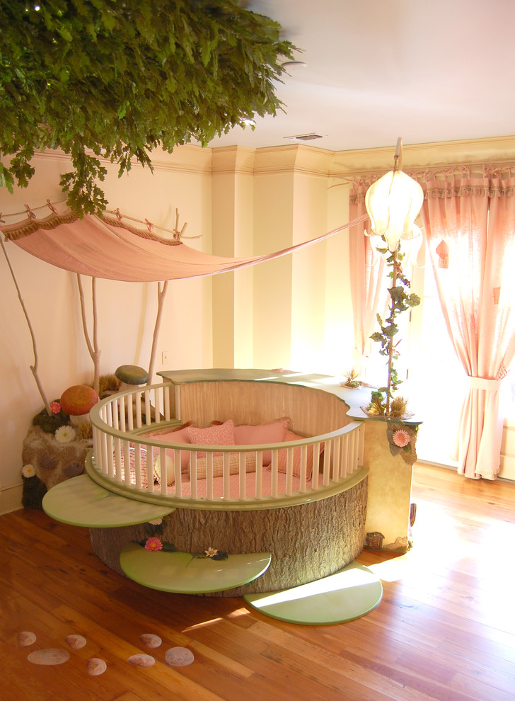Imagen de dormitorio infantil de 4 a 10 años bohemio de tamaño medio con paredes beige y suelo de madera en tonos medios