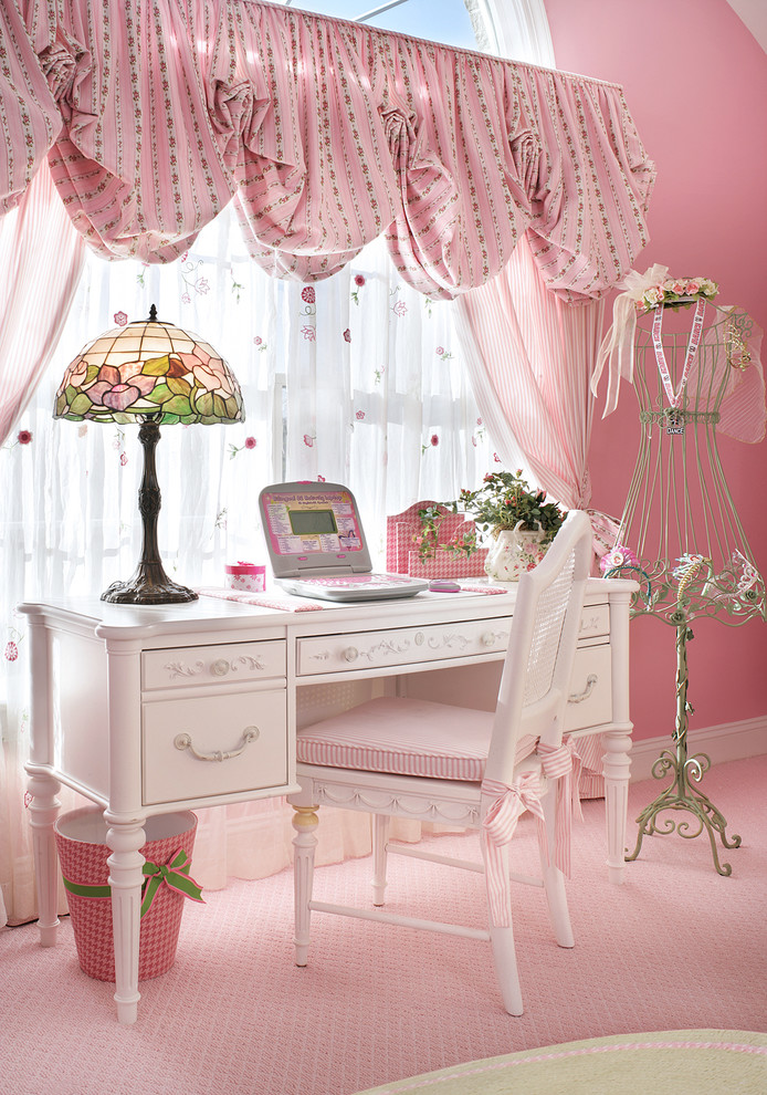 Стильный дизайн: большая детская в классическом стиле с розовыми стенами, ковровым покрытием, розовым полом и рабочим местом для девочки, ребенка от 4 до 10 лет - последний тренд