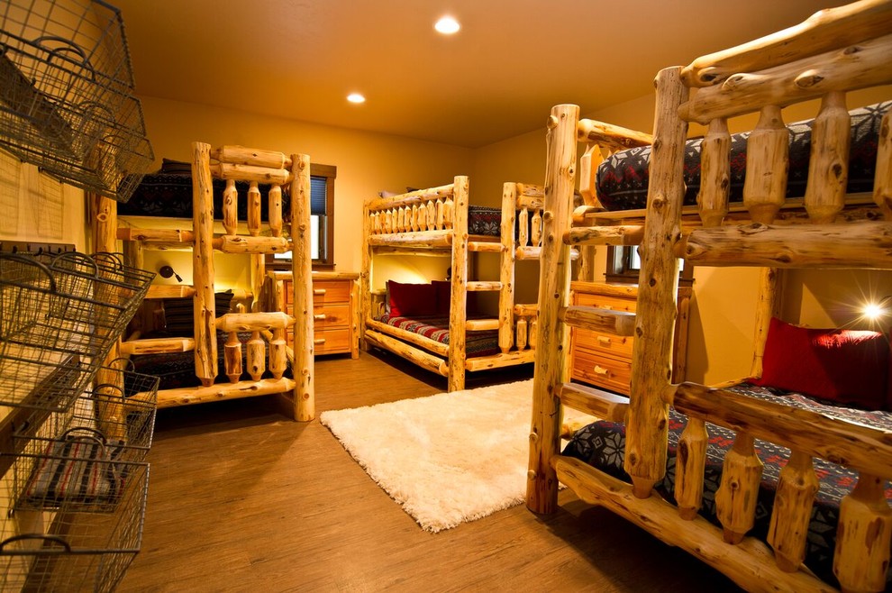 Idée de décoration pour une grande chambre d'enfant de 4 à 10 ans chalet avec un mur marron, parquet foncé et un sol marron.