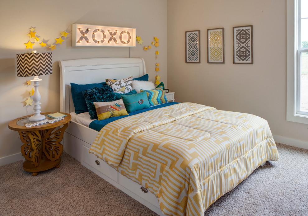 Immagine di una piccola cameretta per bambini chic con pareti beige, moquette e pavimento marrone