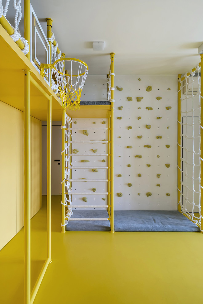 Modernes Kinderzimmer mit Spielecke, gelber Wandfarbe und gelbem Boden in Miami