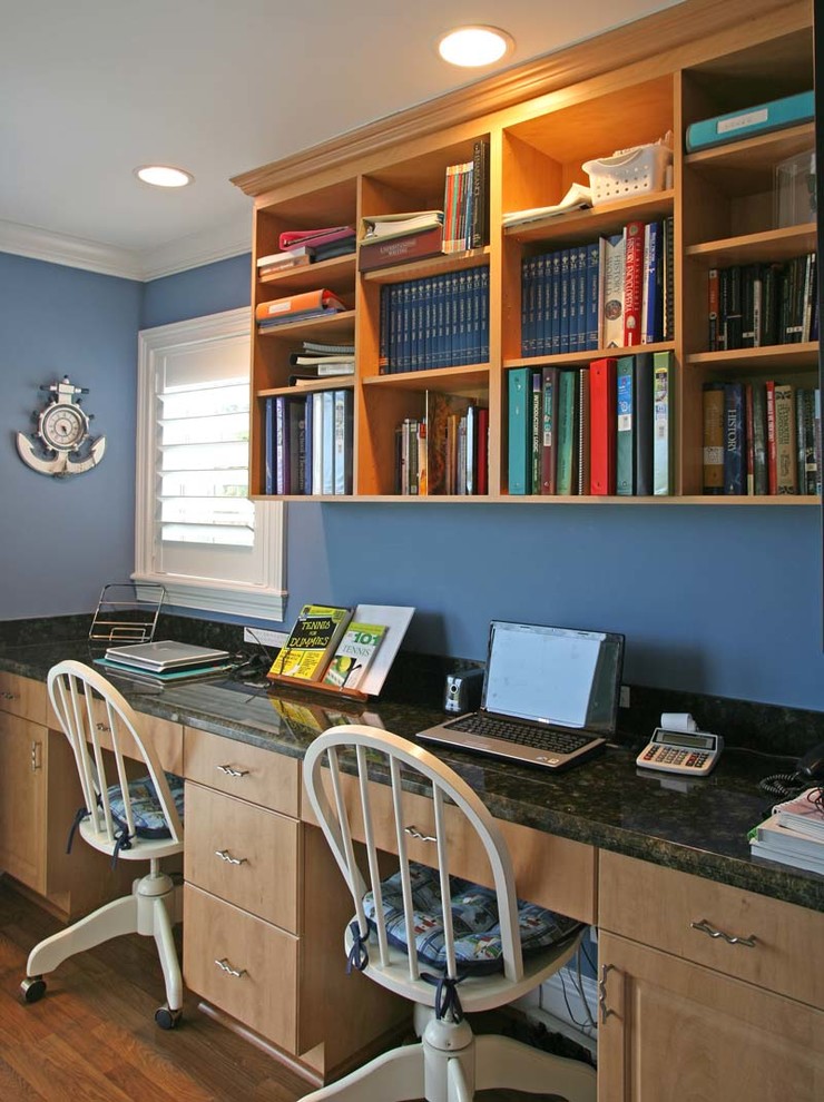 Idées déco pour une chambre d'enfant bord de mer avec un bureau, un mur bleu et un sol en bois brun.