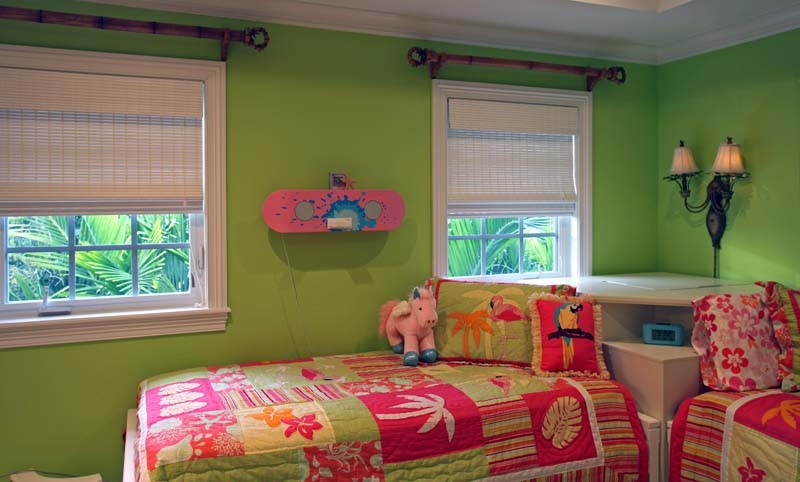 Imagen de dormitorio infantil de 4 a 10 años costero con paredes verdes