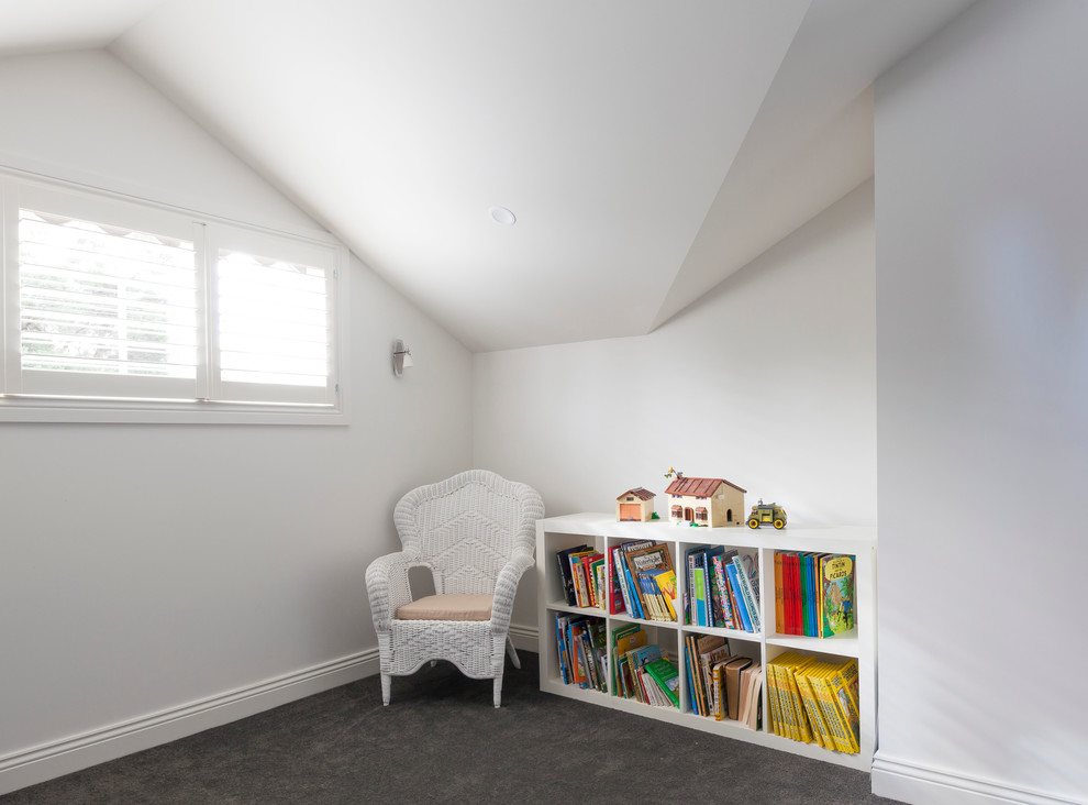 Idee per una piccola cameretta per bambini contemporanea con pareti bianche e moquette
