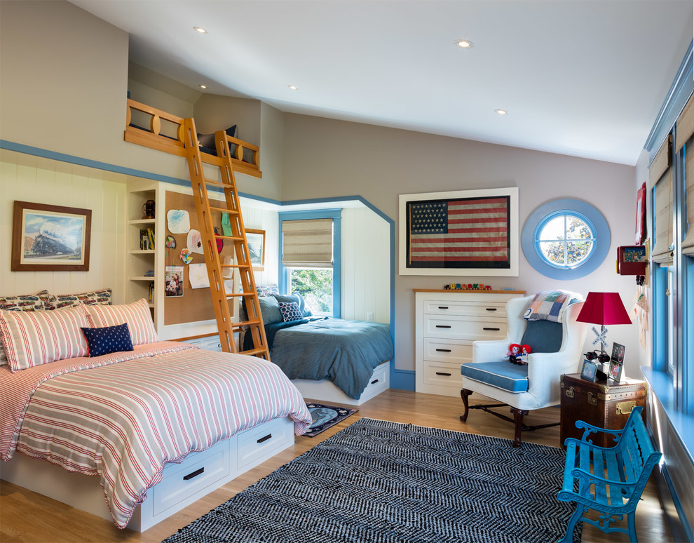 Modelo de dormitorio infantil de estilo de casa de campo con paredes grises, suelo de madera en tonos medios y suelo marrón