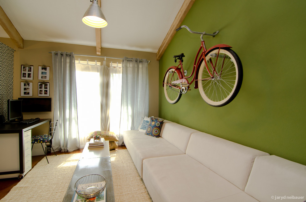 Bild på ett mellanstort eklektiskt könsneutralt tonårsrum kombinerat med skrivbord, med gröna väggar och mellanmörkt trägolv