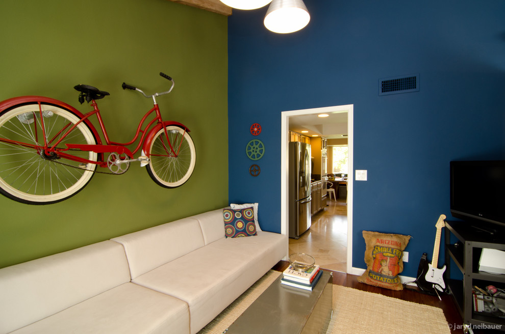 Exemple d'une chambre d'enfant éclectique de taille moyenne avec un bureau, un mur multicolore et un sol en bois brun.