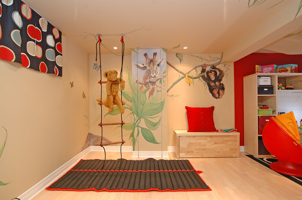 Idee per una piccola cameretta per bambini da 4 a 10 anni boho chic con pareti beige e parquet chiaro