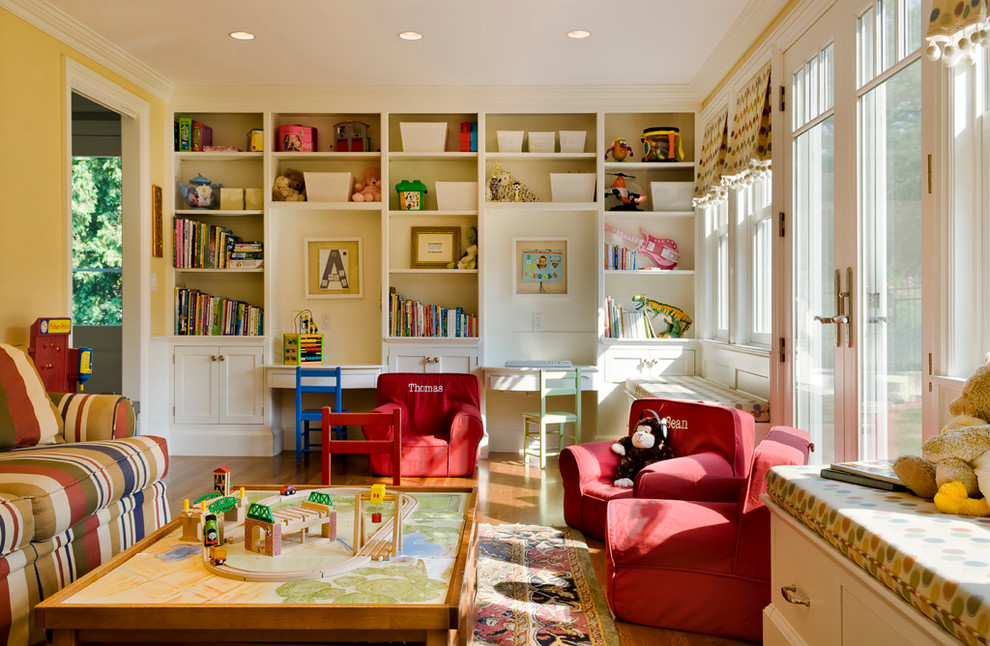 Idéer för stora vintage könsneutrala småbarnsrum kombinerat med lekrum, med gula väggar, ljust trägolv och brunt golv