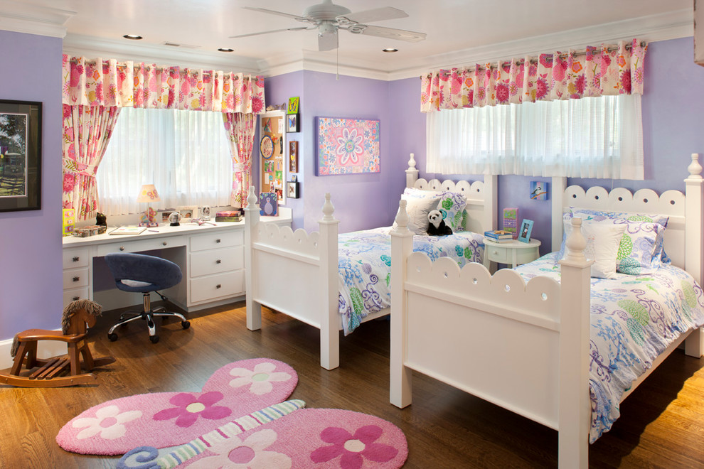 Idée de décoration pour une chambre d'enfant tradition avec un mur violet.