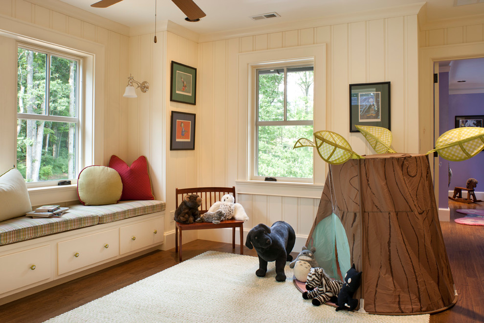 Ispirazione per una cameretta per bambini chic con pareti bianche e pavimento in legno massello medio