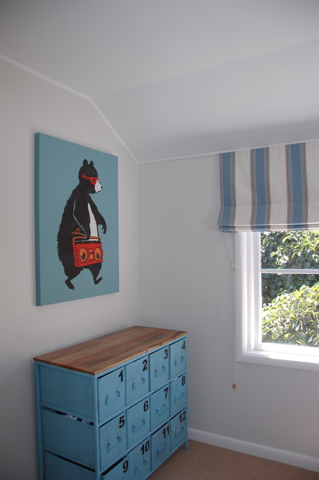 Photo of a nautical children’s room for boys in Wellington with white walls and carpet.