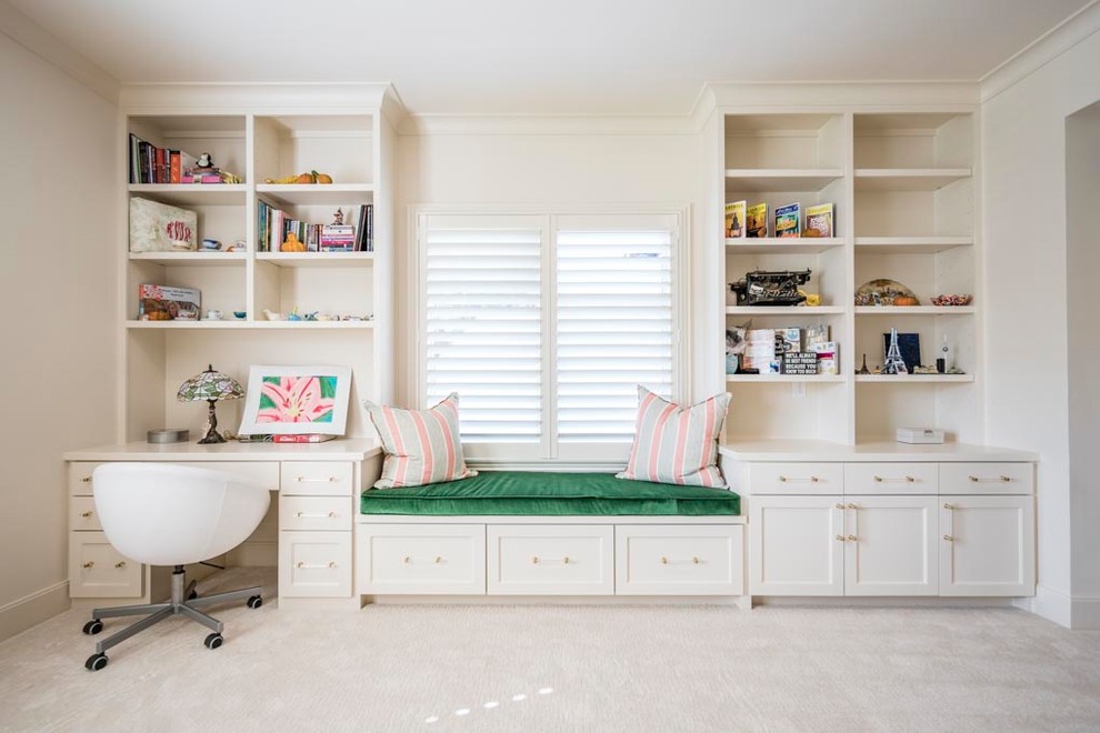 Cette photo montre une grande chambre d'enfant chic avec un bureau, un mur blanc, moquette et un sol blanc.