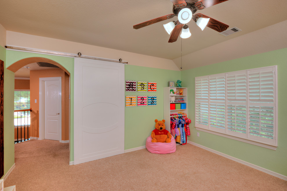 Diseño de dormitorio infantil de 4 a 10 años clásico renovado con paredes verdes, moqueta y suelo beige
