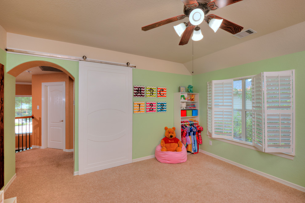 Idee per una cameretta per bambini da 4 a 10 anni chic con pareti verdi, moquette e pavimento beige