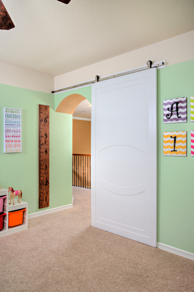 Esempio di una cameretta per bambini da 4 a 10 anni chic con pareti verdi, moquette e pavimento beige
