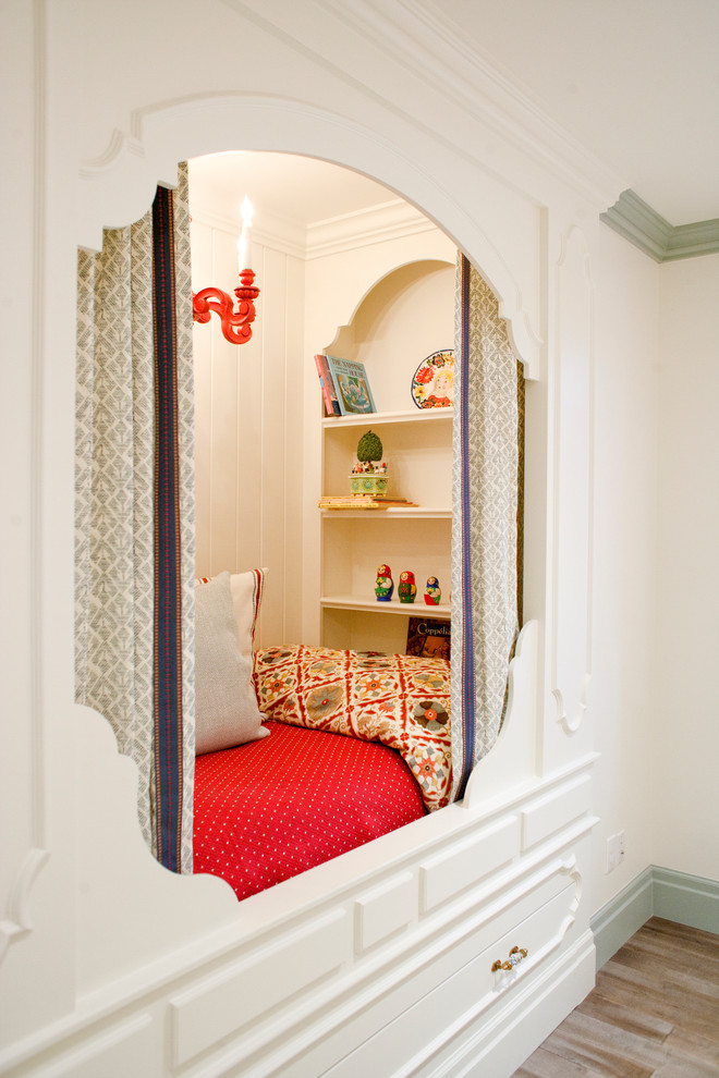 Idee per una cameretta da bambina classica con pareti bianche e parquet chiaro