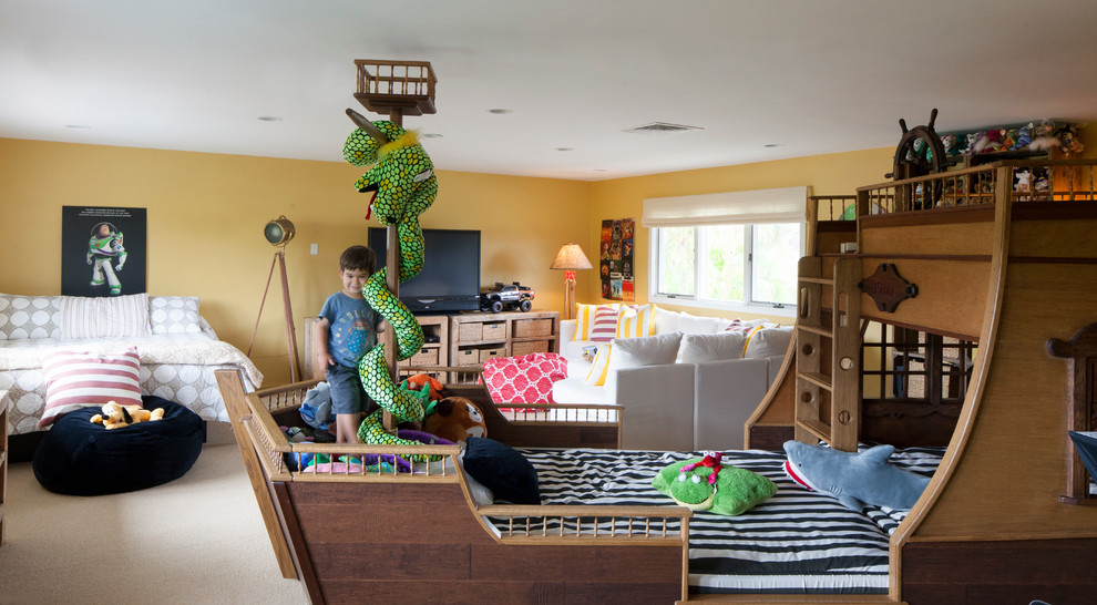 ハワイにあるコンテンポラリースタイルのおしゃれな子供の寝室 (黄色い壁) の写真