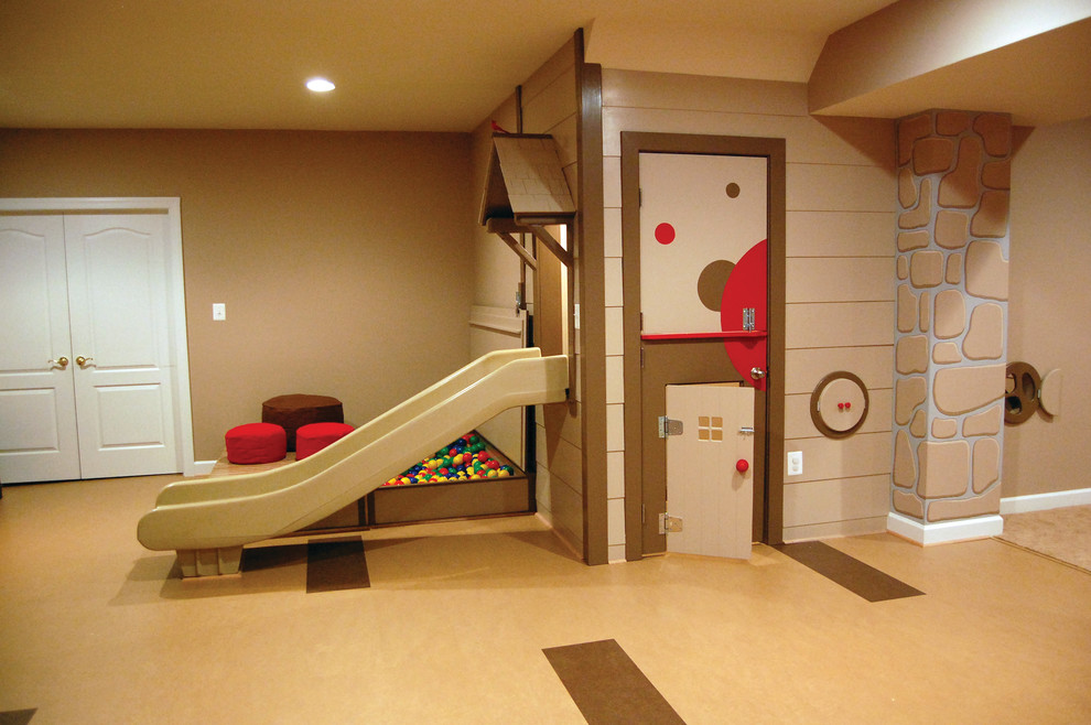 Exemple d'une grande chambre d'enfant tendance avec un sol en liège et un mur beige.