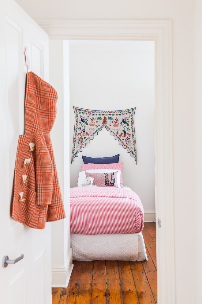 Inspiration för ett eklektiskt flickrum kombinerat med sovrum, med vita väggar och mellanmörkt trägolv