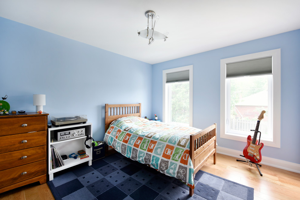 Источник вдохновения для домашнего уюта: большая детская в стиле неоклассика (современная классика) с спальным местом, синими стенами, светлым паркетным полом и бежевым полом для ребенка от 4 до 10 лет, мальчика