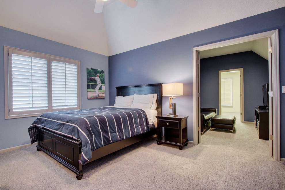 Klassisk inredning av ett mellanstort barnrum kombinerat med sovrum, med blå väggar och heltäckningsmatta