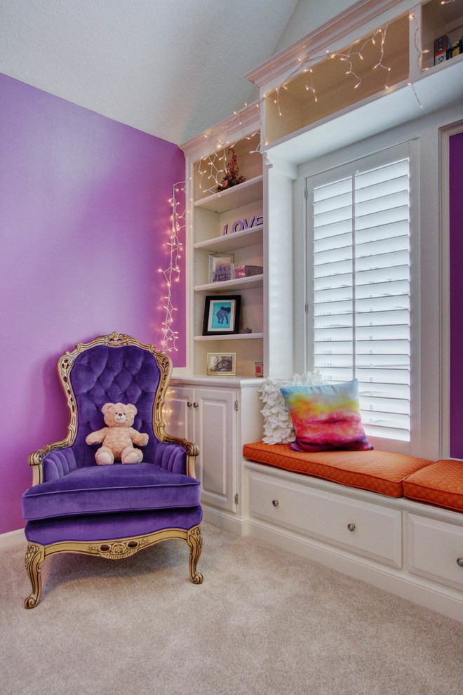 Idées déco pour une chambre d'enfant classique de taille moyenne avec un mur violet et moquette.