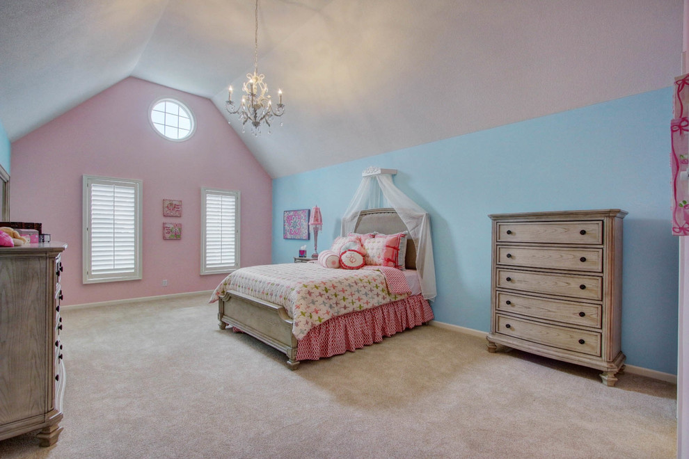 Пример оригинального дизайна: детская среднего размера в стиле неоклассика (современная классика) с спальным местом, синими стенами и ковровым покрытием для ребенка от 4 до 10 лет, девочки